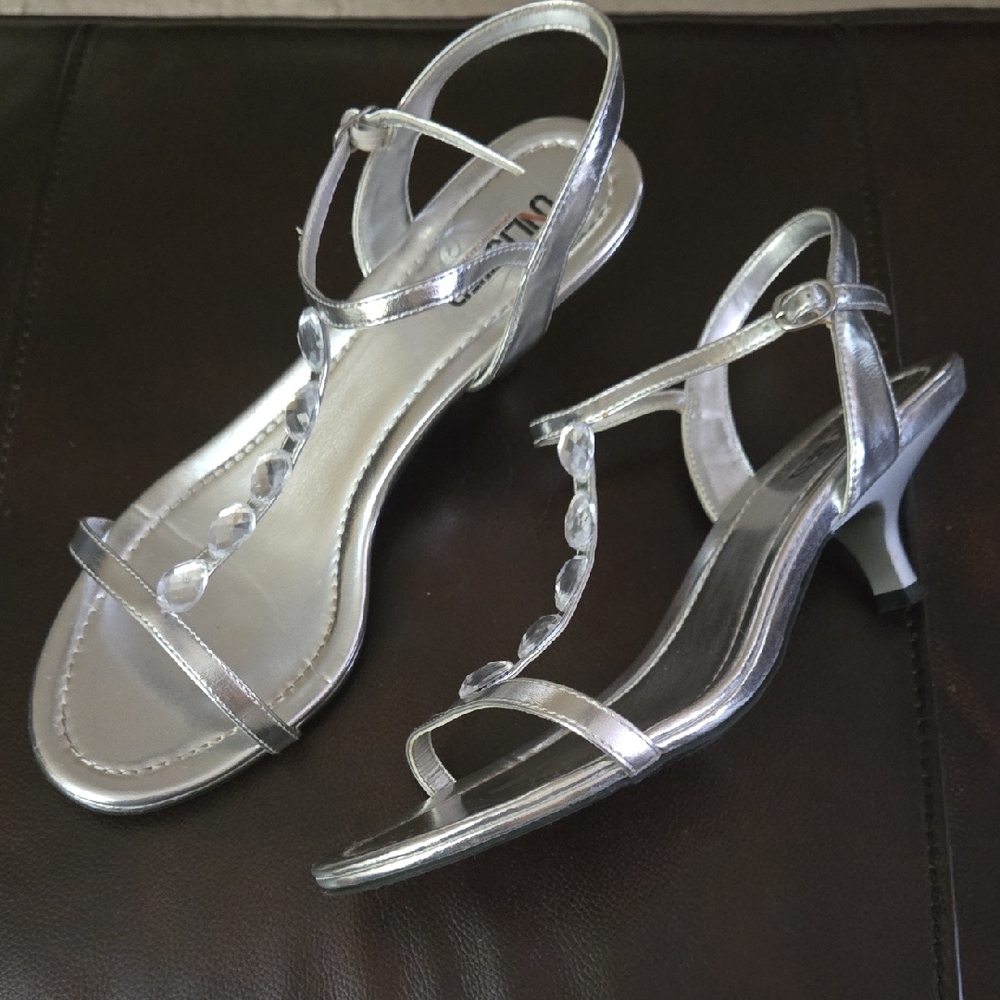 Unlisted Silver Strappy Clear Faceted Bead Sandals 2" Kitten Heel 10M In Box EUC